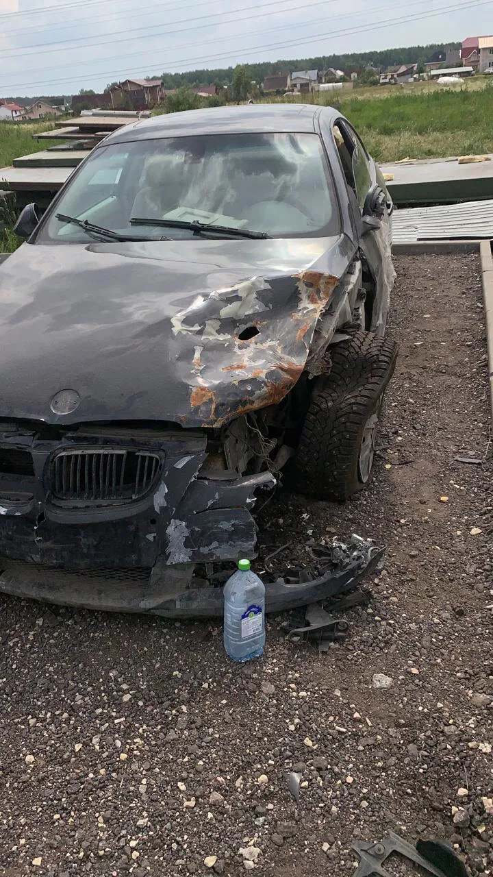 BMW 3 купе после ДТП: разбита передняя часть